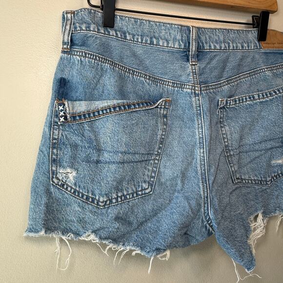 American Eagle Women's Raw Hem Distressed Blue Jean Shorts Size 12 - Picture 5 of 5